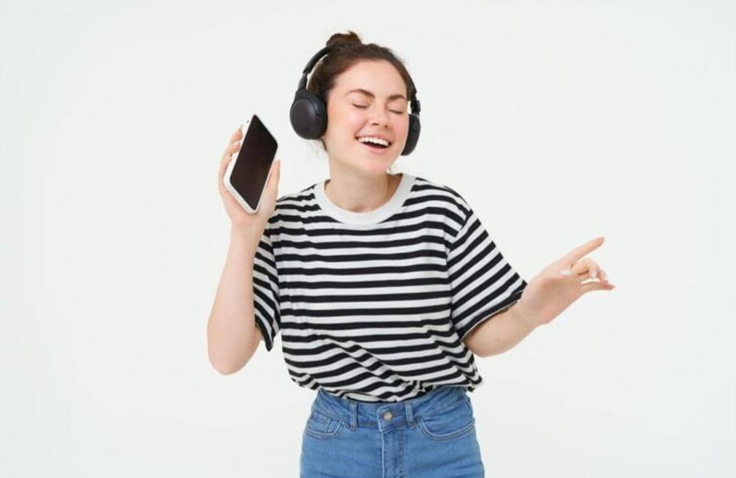 ilustrasi mendengarkan lagu (magnific.com/benzoix)