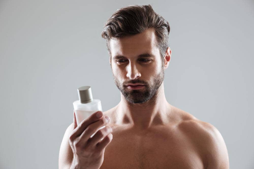 ilustrasi cowok pakai parfum