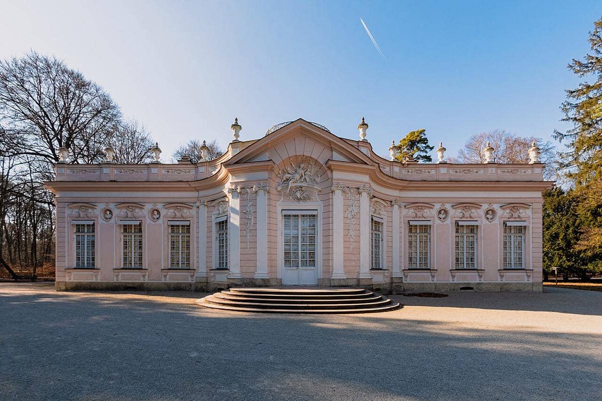 Amalienburg, sebuah pondok berburu bergaya Rococo yang terletak di area Taman Istana Nymphenburg.
