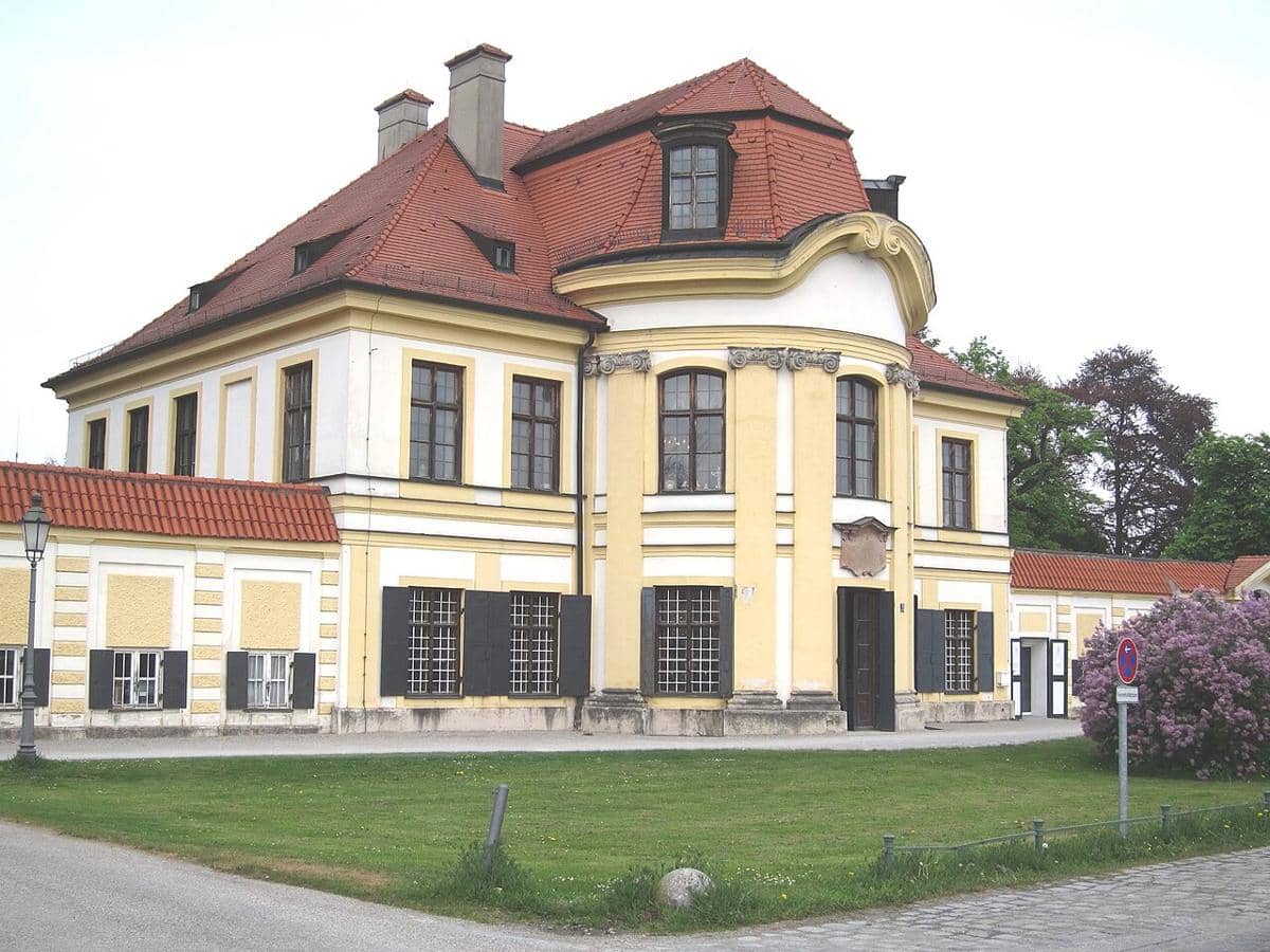 Pabrik Porselen Nymphenburg yang terletak di dalam kompleks Istana Nymphenburg, tepatnya di Rondell Istana Utara.