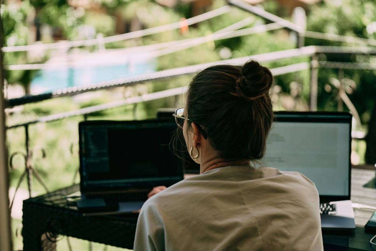ilustrasi seorang freelancer