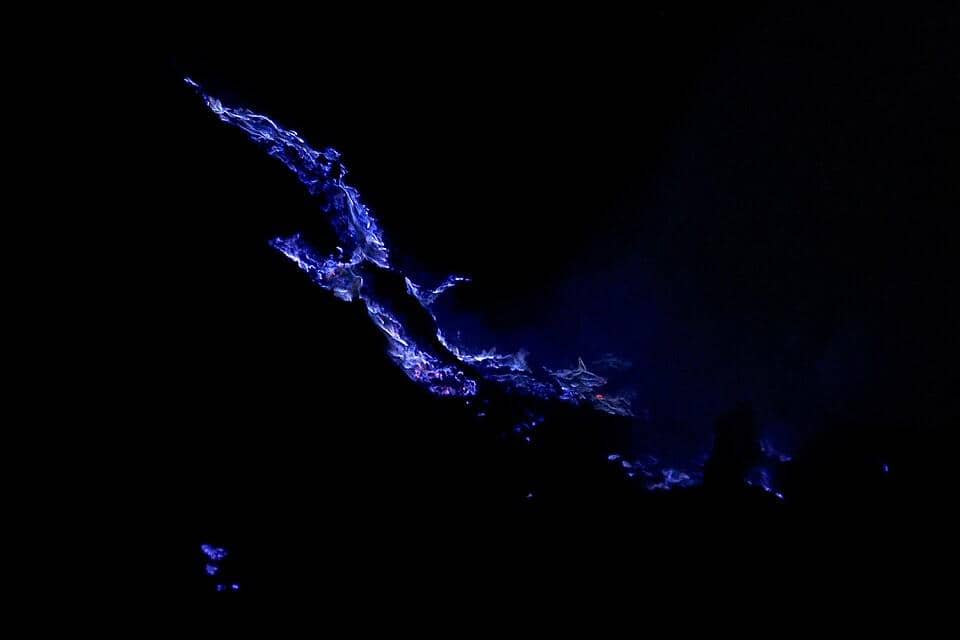 Ilustrasi fenomena blue fire Kawah Ijen yang muncul dari api gas belerang saat pendakian dini hari.