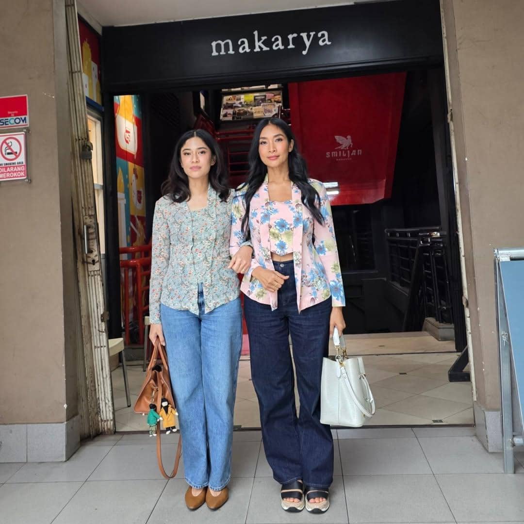 OOTD ke toko buku ala Dian Sastro