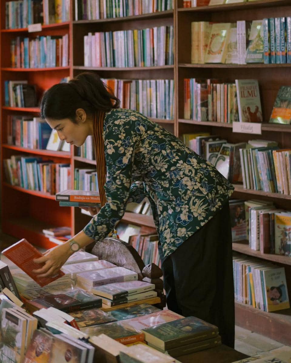 OOTD ke toko buku ala Dian Sastro