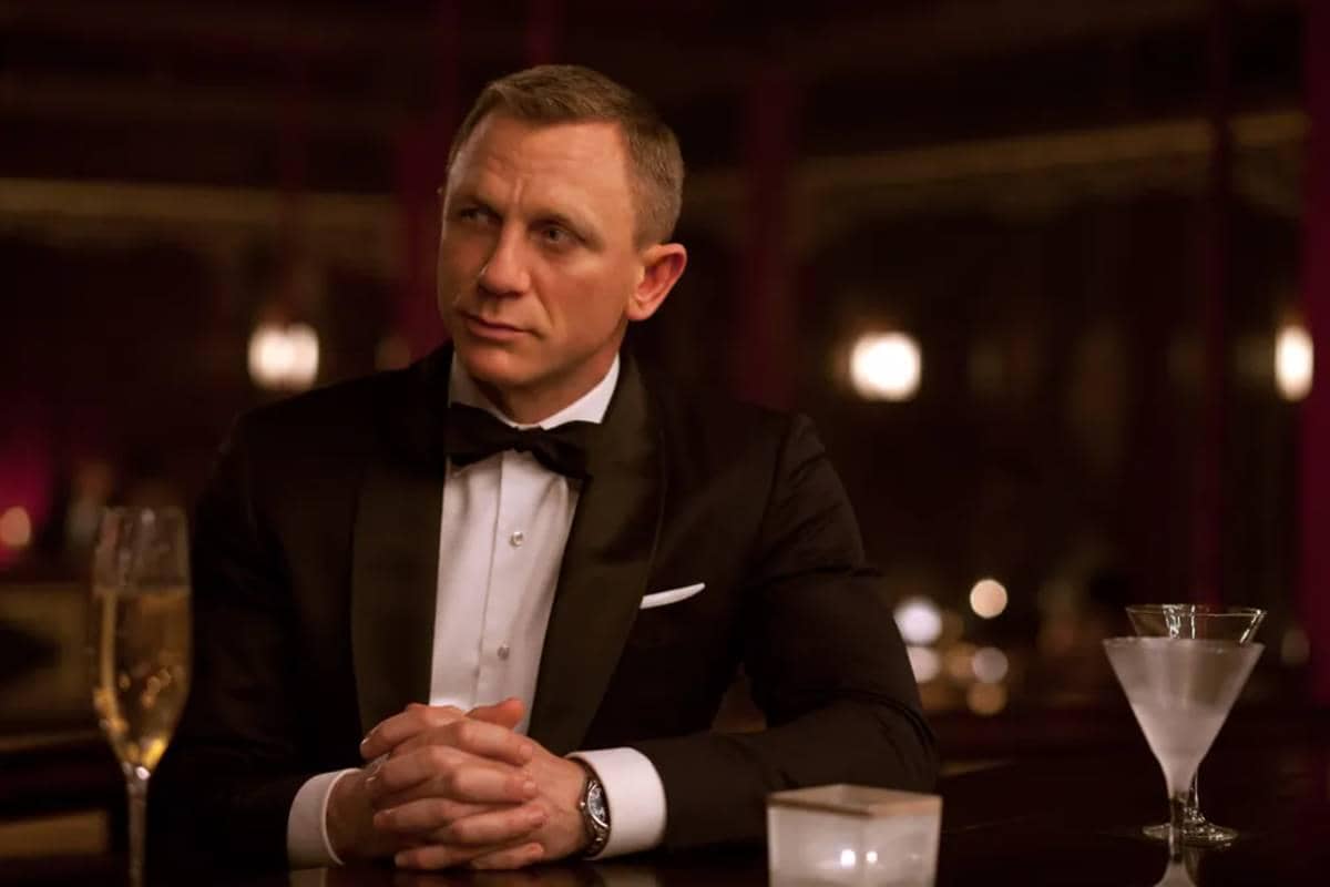 Daniel Craig sebagai James Bond