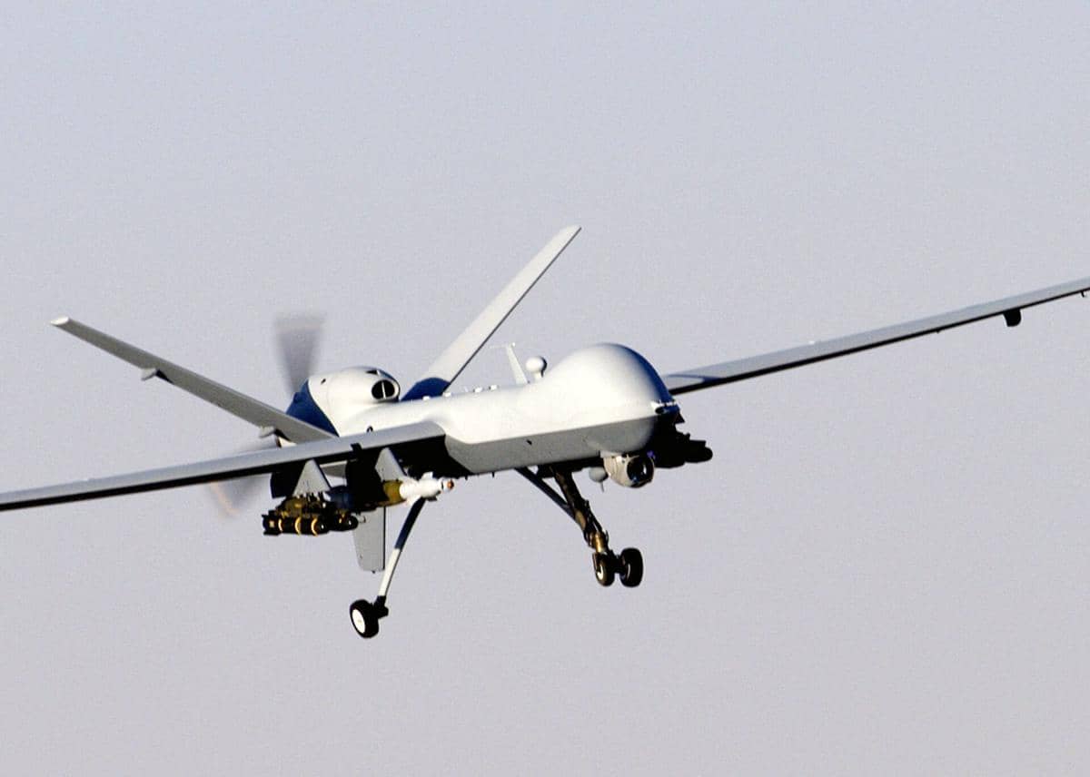 Drone MQ-9 Reaper milik Amerika Serikat sedang terbang di udara.