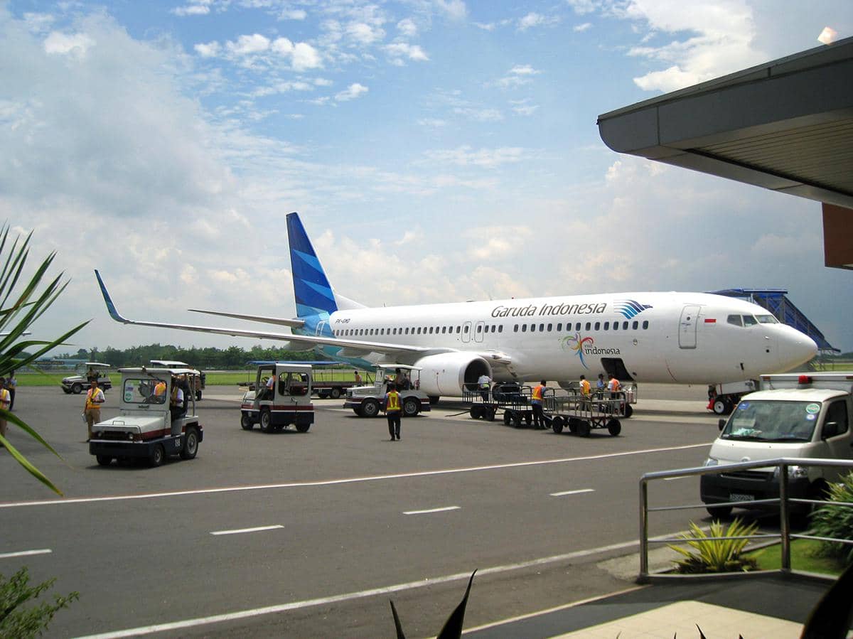 potret Boeing 737 NG milik Garuda Indonesia di Bandara Adisutjipto