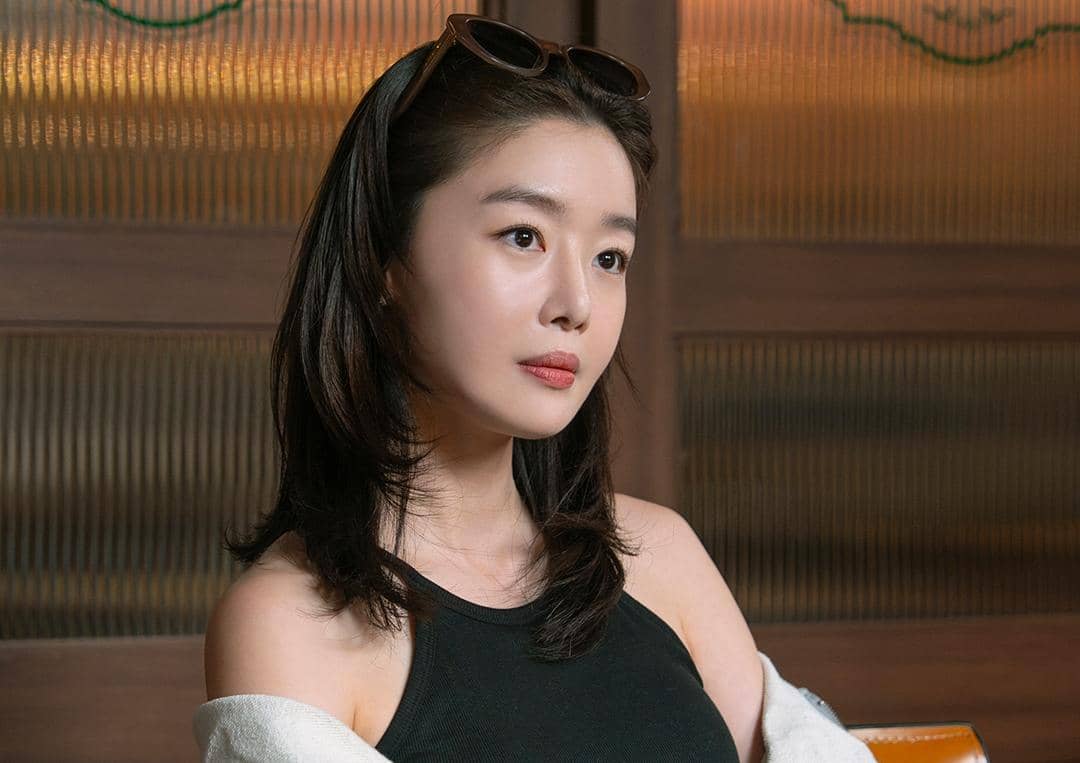 Han Sun Hwa di drama We Are All Trying Here