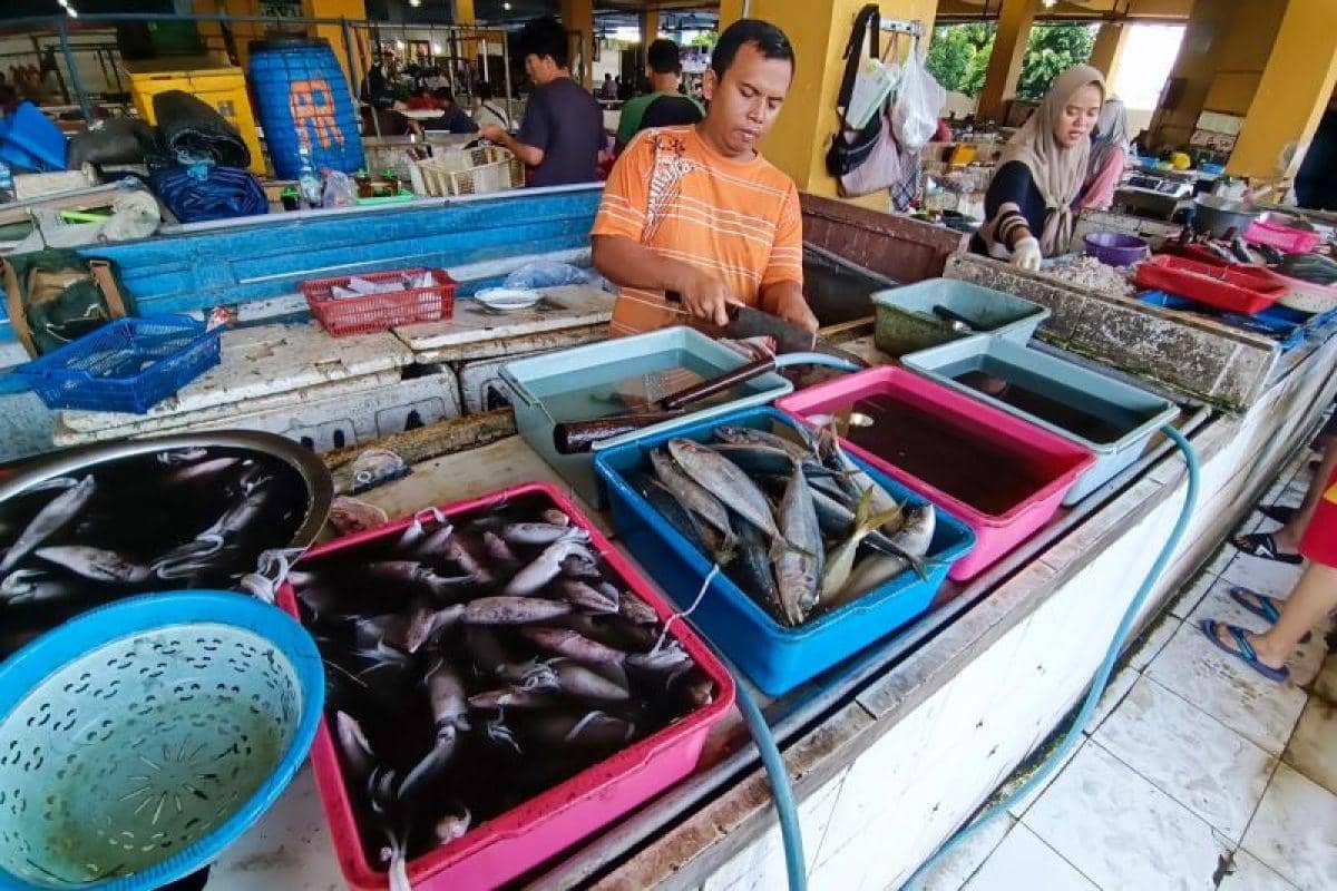 Aktivitas pedagang ikan di Pasar Besar Kota Madiun.