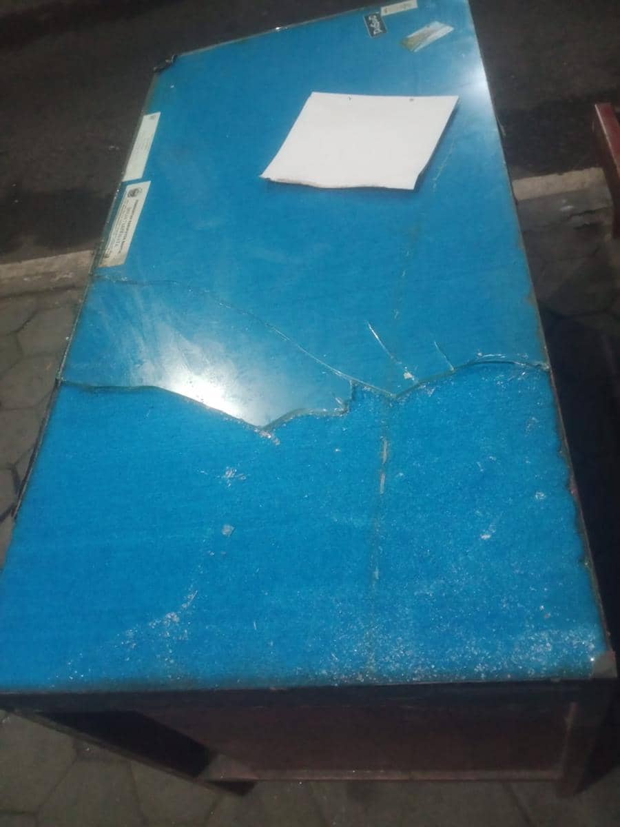 Meja di TPR kacanya pecah akibat dicelurit. (Dok. Polres Bantul)
