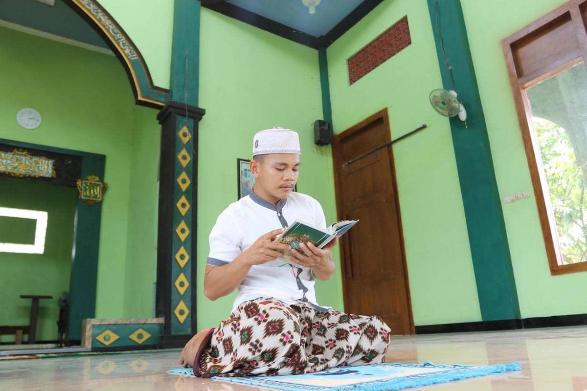 ilustrasi membaca hadis 