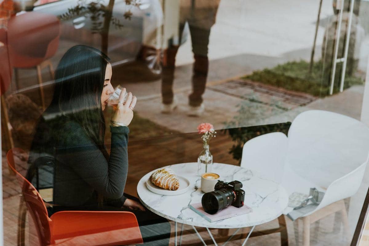 Ilustrasi self care dengan ngopi di coffee shop