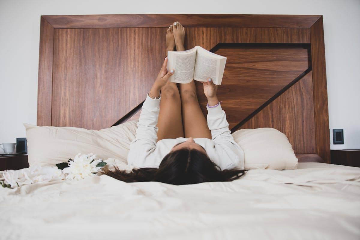 ilustrasi bed rotting dengan membaca buku