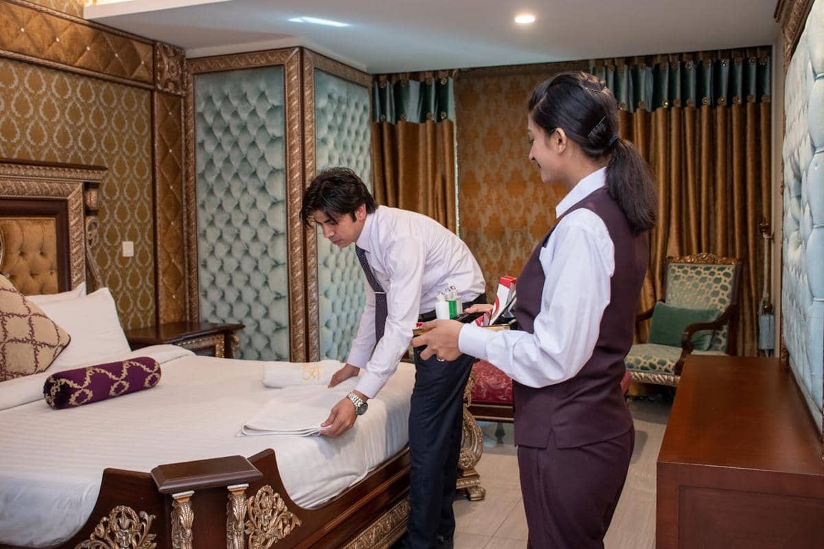 ilustrasi merapikan kasur hotel