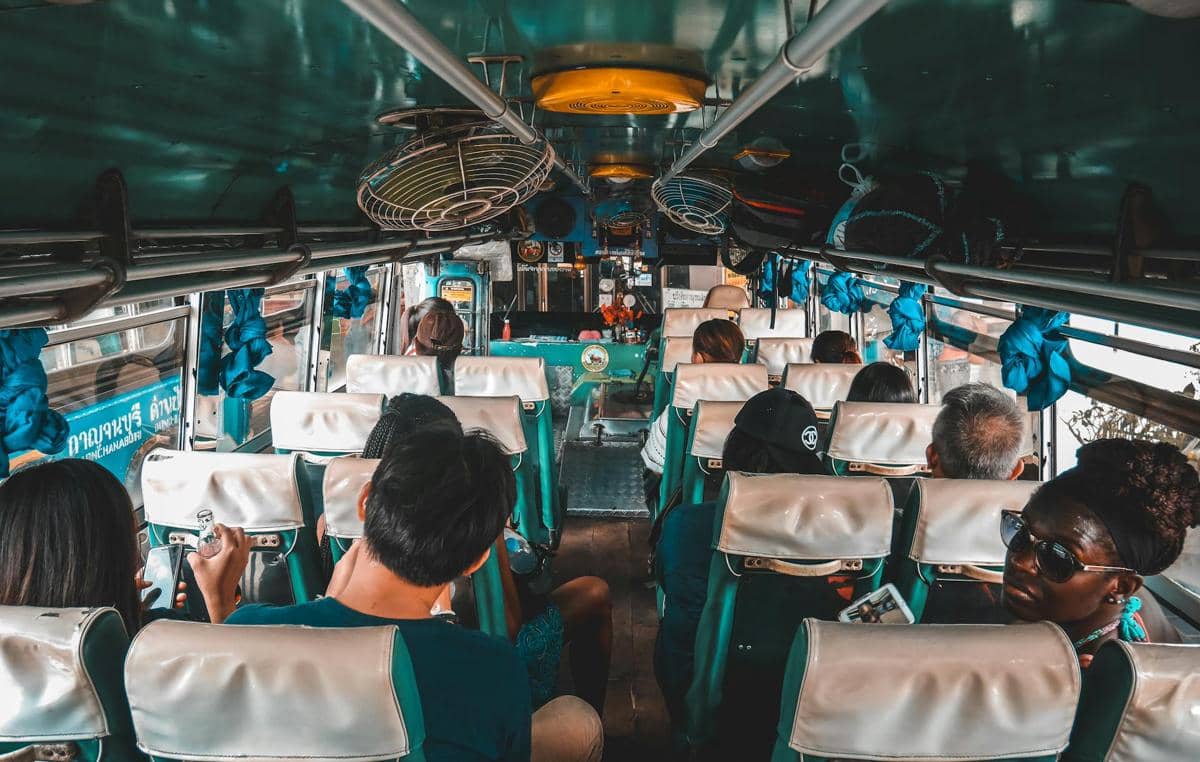 ilustrasi suasana di dalam bus