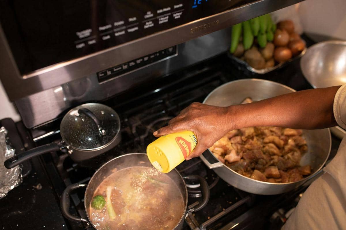 Memasak daging.