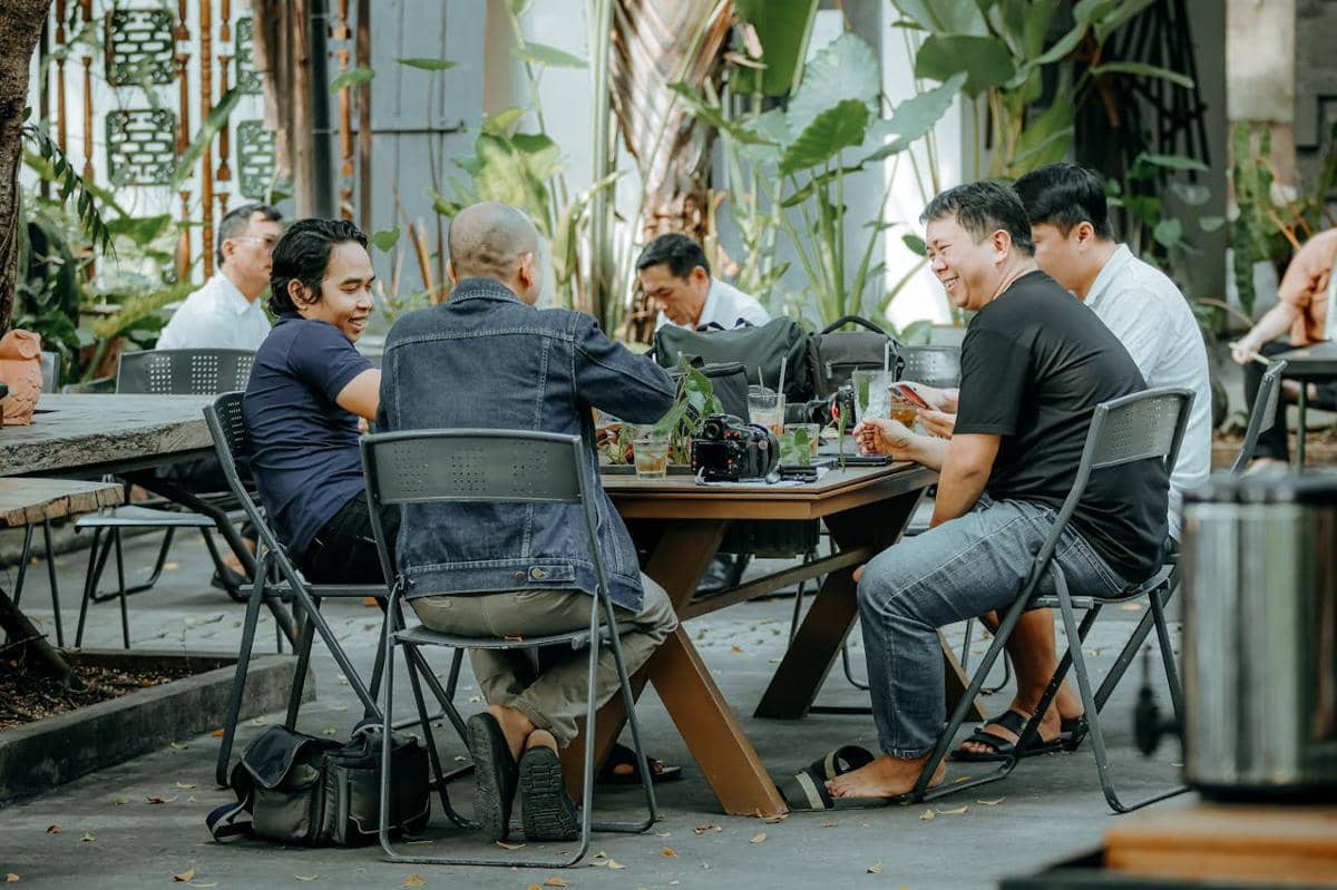 ilustrasi teman nongkrong di kafe