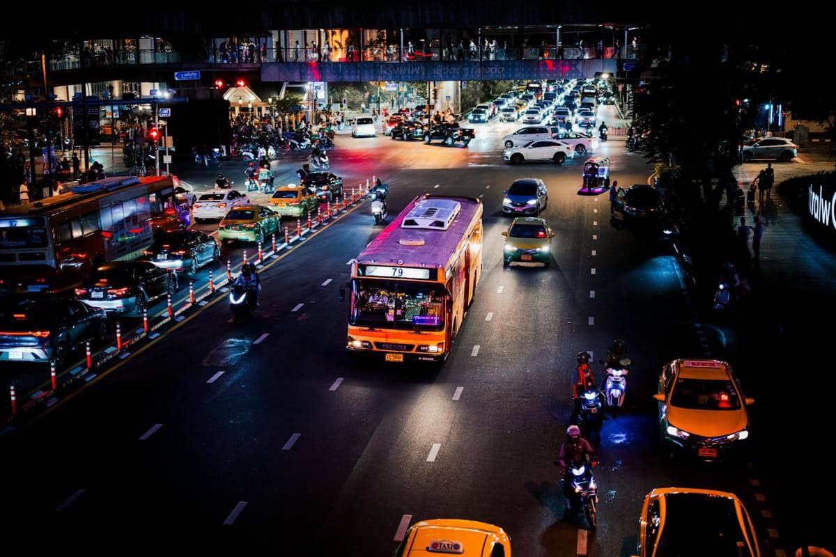 ilustrasi suasana naik bus di malam hari 