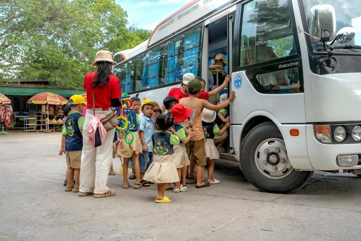 ilustrasi naik bus