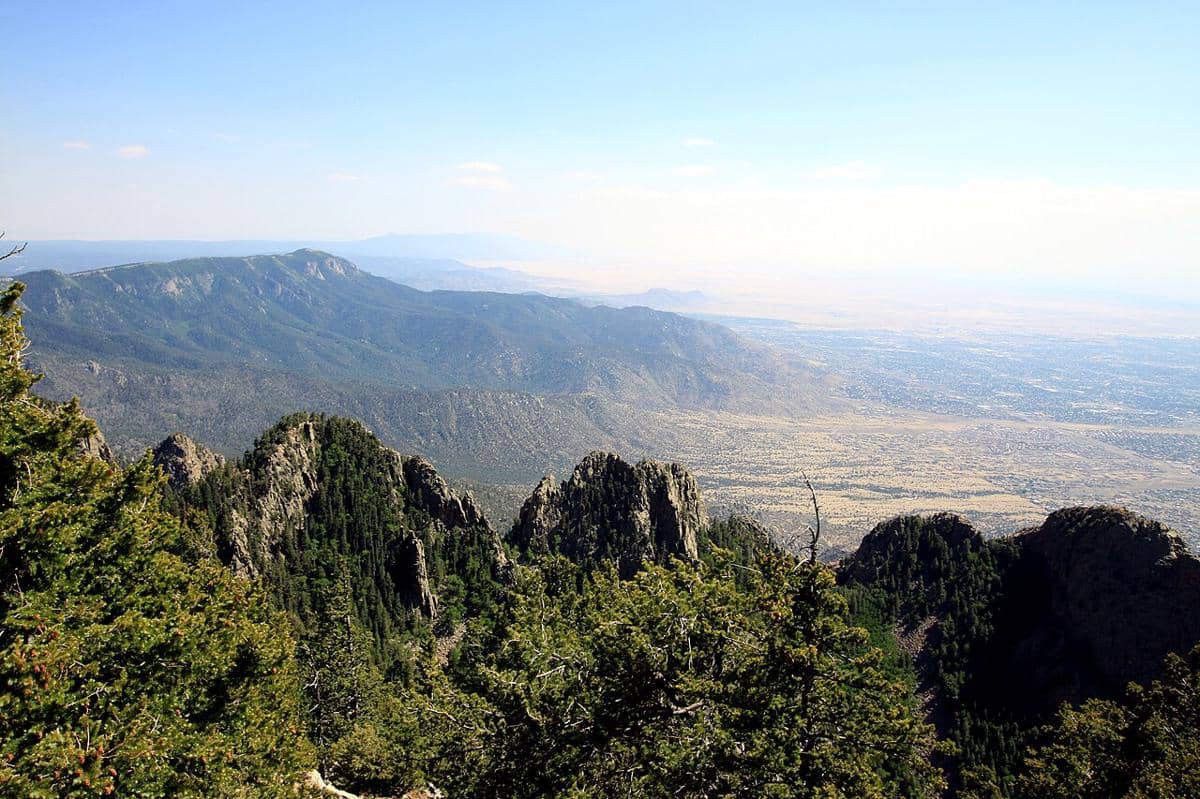 potret panorama dari salah satu sisi punggungan (ridge) Pegunungan Sandia
