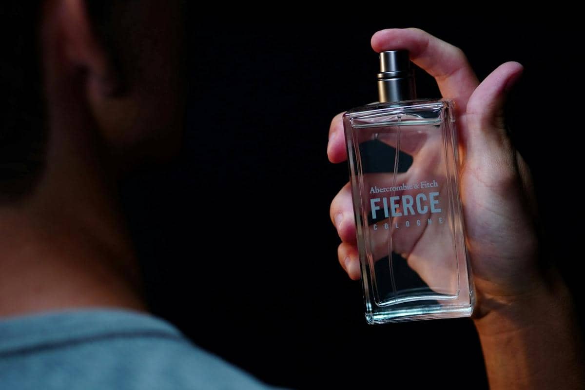 ilustrasi cowok pakai parfum