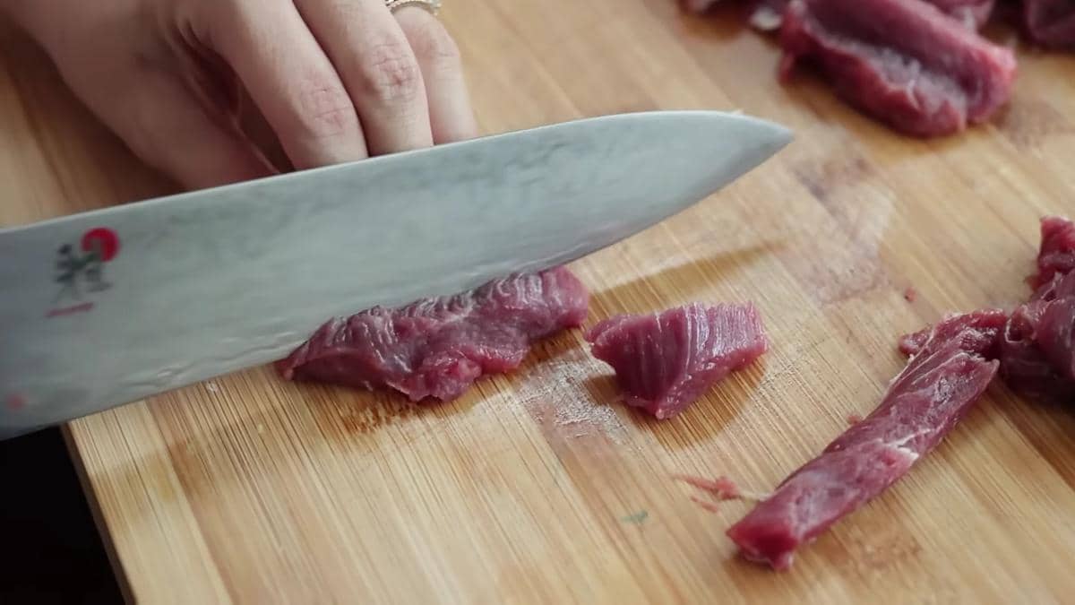 ilustrasi memotong daging kambing