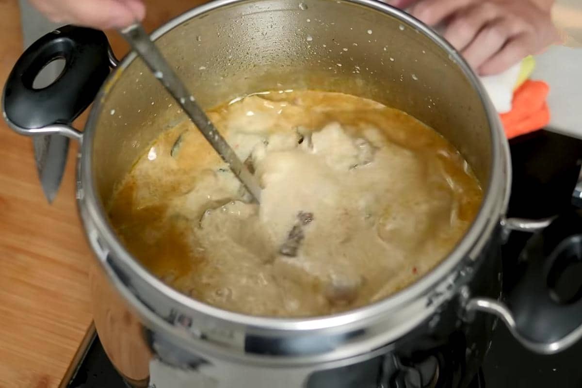 ilustrasi membuat soto betawi daging sapi