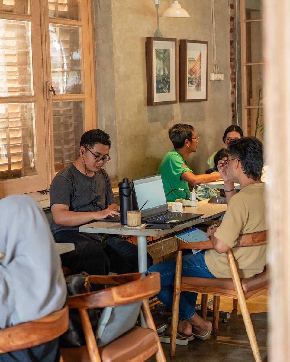 nongkrong di Kalm Coffee Daily 