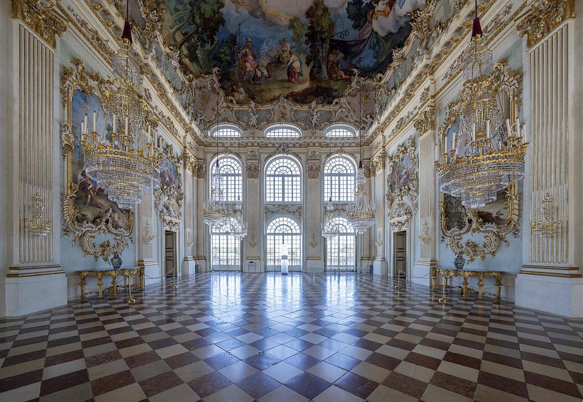 Steinerner Saal (Aula Batu) yang terletak di dalam Istana Nymphenburg.