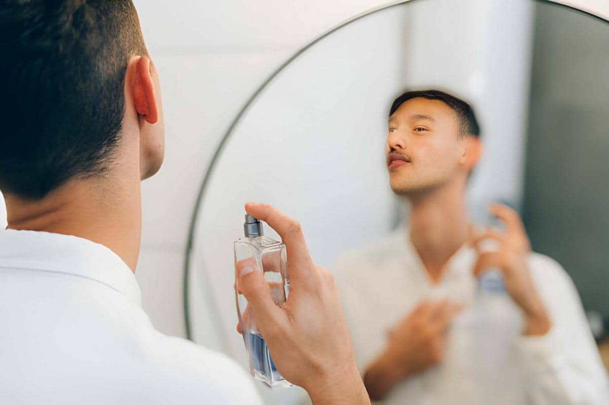 ilustrasi cowok pakai parfum