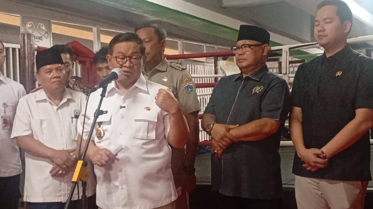 Gubernur DKI Jakarta, Pramono Anung Wibowo, melangkah naik ke atas ring di bawah kolong Fly Over Pasar Rebo, Jalan Raya Bogor Ciracas, Jakar
