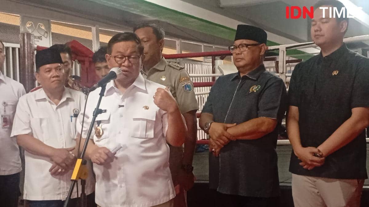 Gubernur DKI Jakarta, Pramono Anung Wibowo, melangkah naik ke atas ring di bawah kolong Fly Over Pasar Rebo, Jalan Raya Bogor Ciracas, Jakar