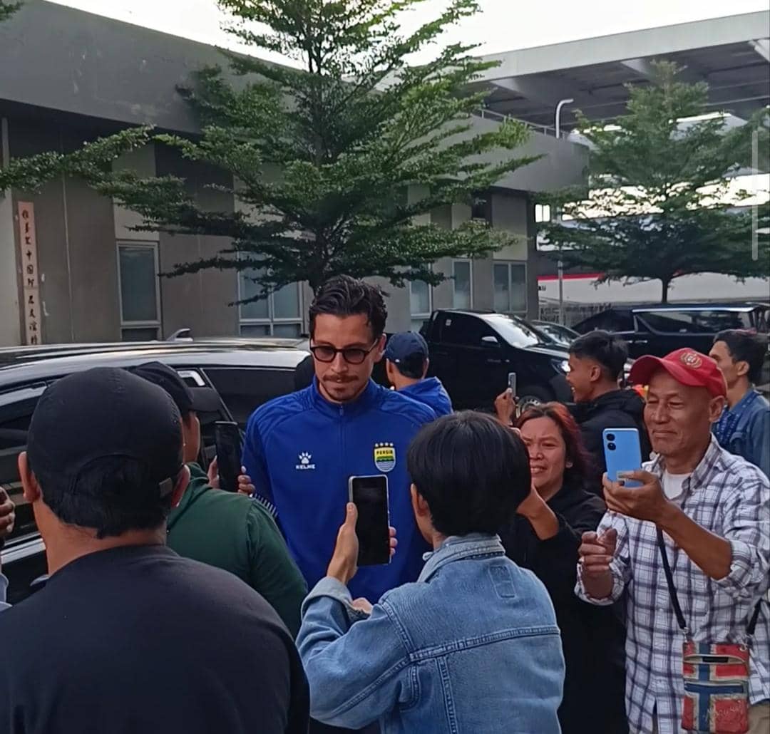 Bobotoh Antusias Sambut Kedatangan Pemain Persib di Stasiun Whoosh