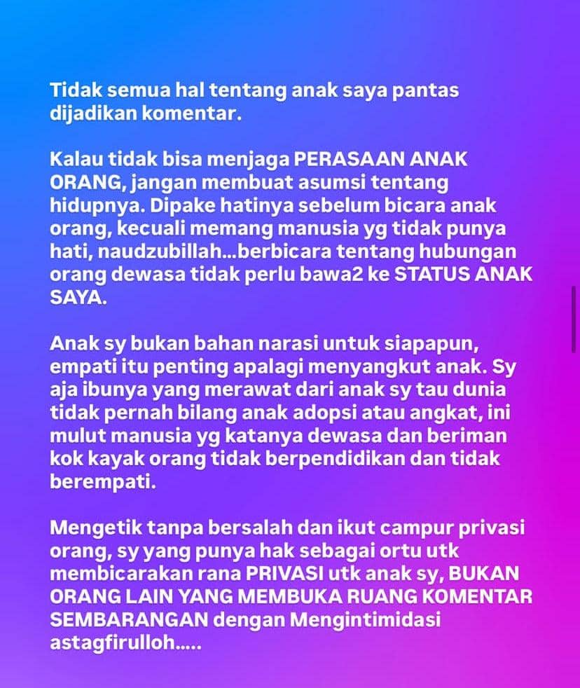 Unggahan dengan latar gradasi ungu dan biru berisi tulisan tentang privasi anak serta ajakan menjaga perasaan anak orang lain.