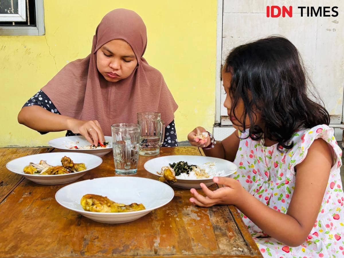 Fia, seorang ibu rumah tangga makan siang bersama anaknya dengan nasi dari Beras Premium BULOG Befood (Setra Ramos) di Semarang, Jawa Tengah