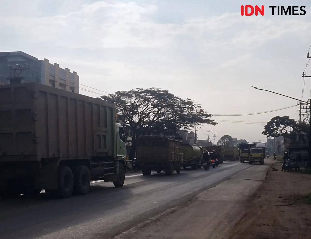 Potret kondisi jalan berlubang di Jalintim Sumatra Ruas Palembang-Betung yang telah mengalami kerusakan satu tahun terakhir