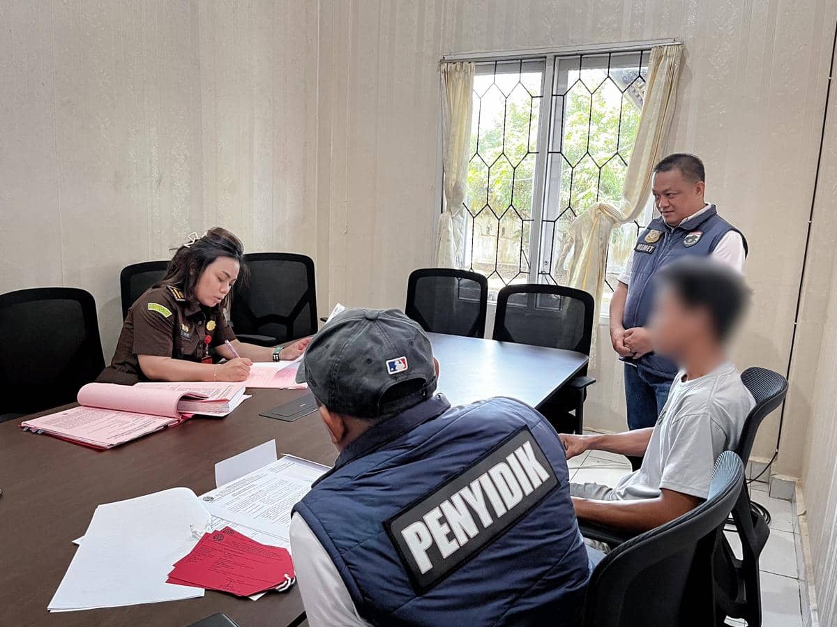 Balai Penegakan Hukum Kehutanan Wilayah Sulawesi melimpahkan tiga tersangka perkara peredaran kayu ilegal lintas provinsi kepada pihak kejak