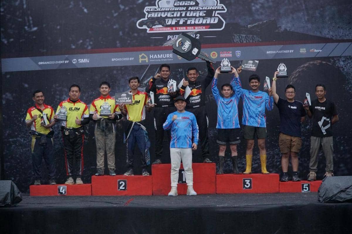 Tim Halo Dayak Kalteng berdiri di podium bersama peserta lain setelah meraih penghargaan pada Kejurnas Adventure Offroad 2024.