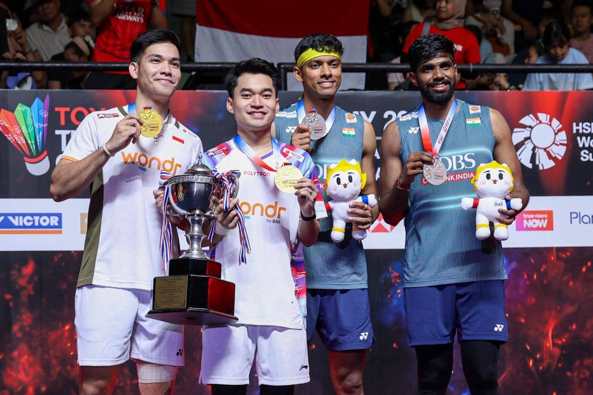 Leo Rolly Carnando/Daniel Marthin bersama wakil India, Satwiksairaj Rankireddy/Chirag Shetty di podium Thailand Open 2026. 