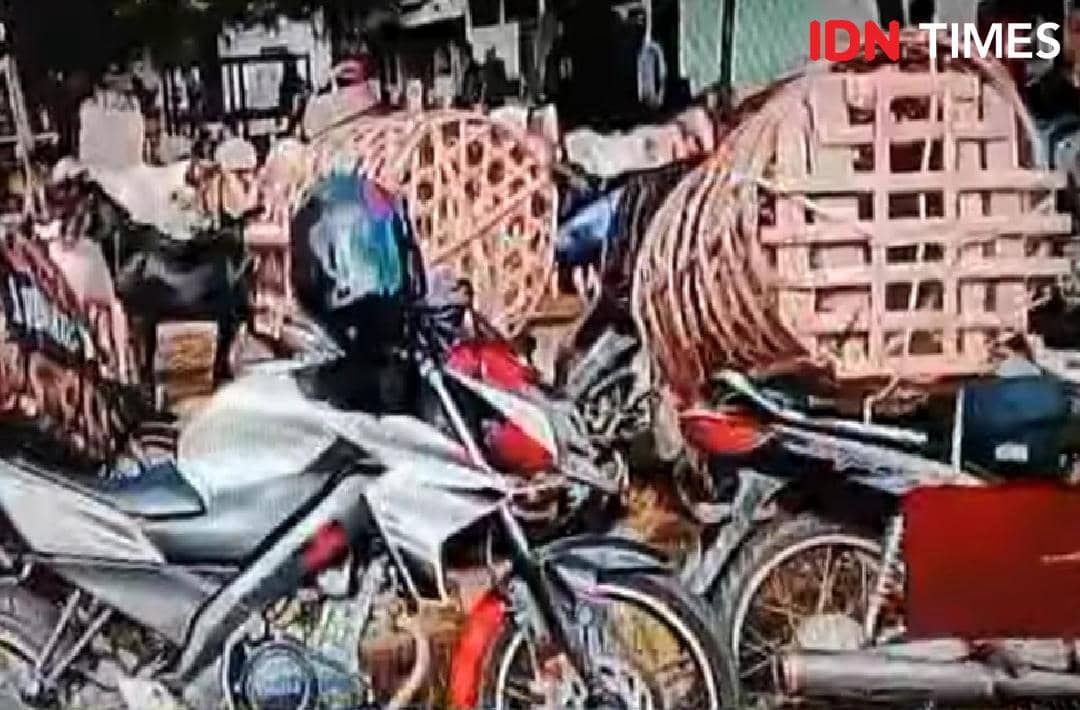 Beberapa tukang ojek di pasar hewan Ajibarang Banyumas mengangkut hewan menggunakan motor dengan keranjang bambu besar di bagian belakang.