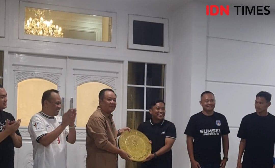 Penyerahan piala Elite Pro Academy (EPA) Championship 2026 kepada Presiden Sumsel United oleh pihak manajemen