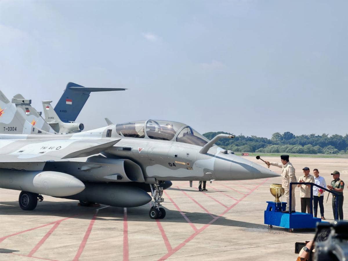 Prabowo Serahkan Jet Tempur Rafale ke TNI, Disiram Pakai Air Kembang