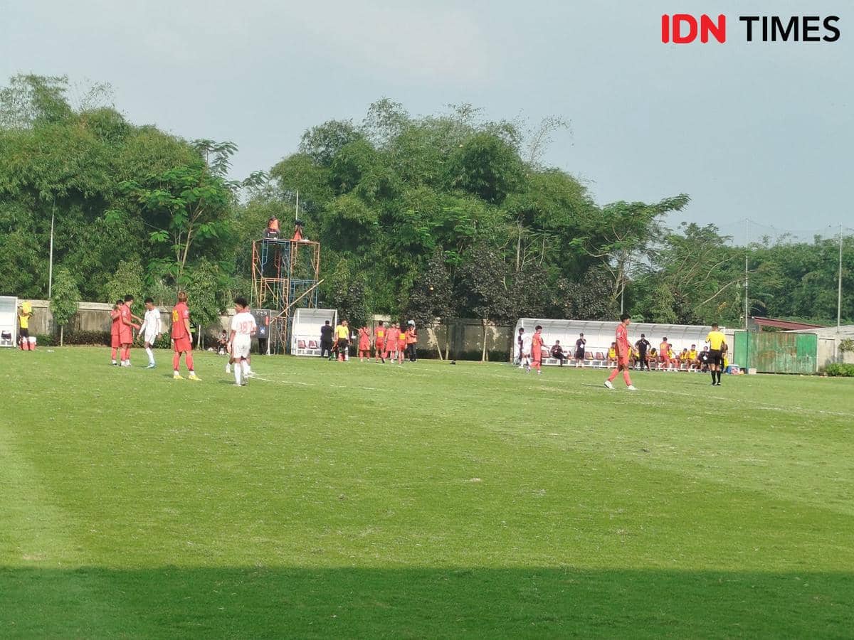 Pemain sepak bola mengenakan seragam merah dan putih bertanding di lapangan hijau dalam ajang EPA Super League 2025/26.