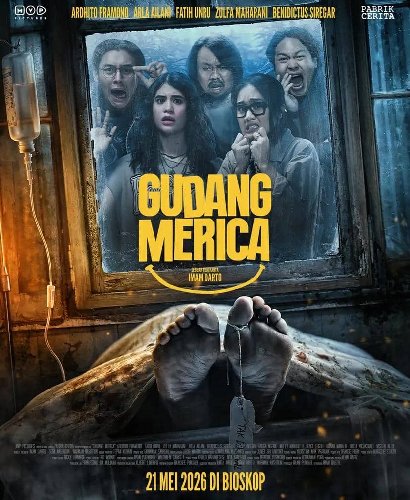 Poster film Gudang Merica menampilkan lima karakter dengan ekspresi ketakutan di balik jendela dan kaki mayat di ruang gelap.