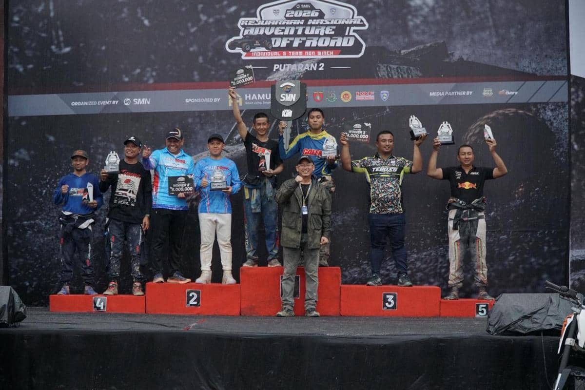 Tim Halo Dayak Kalteng berdiri di podium Kejurnas Adventure Offroad 2026 putaran kedua sambil memegang piala dan hadiah kemenangan.
