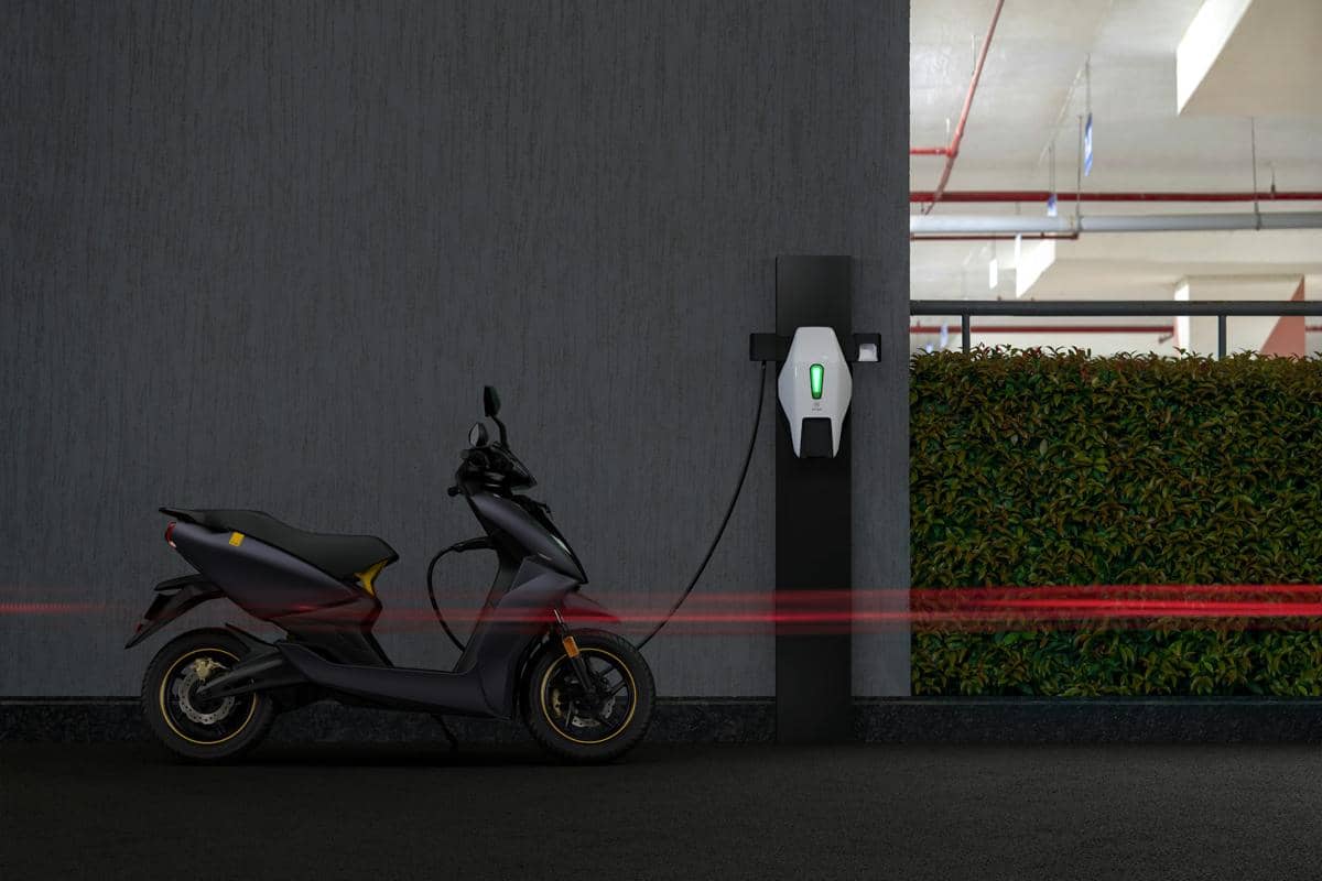 Bolehkah Charger Motor Listrik Semalaman? Cek Faktanya