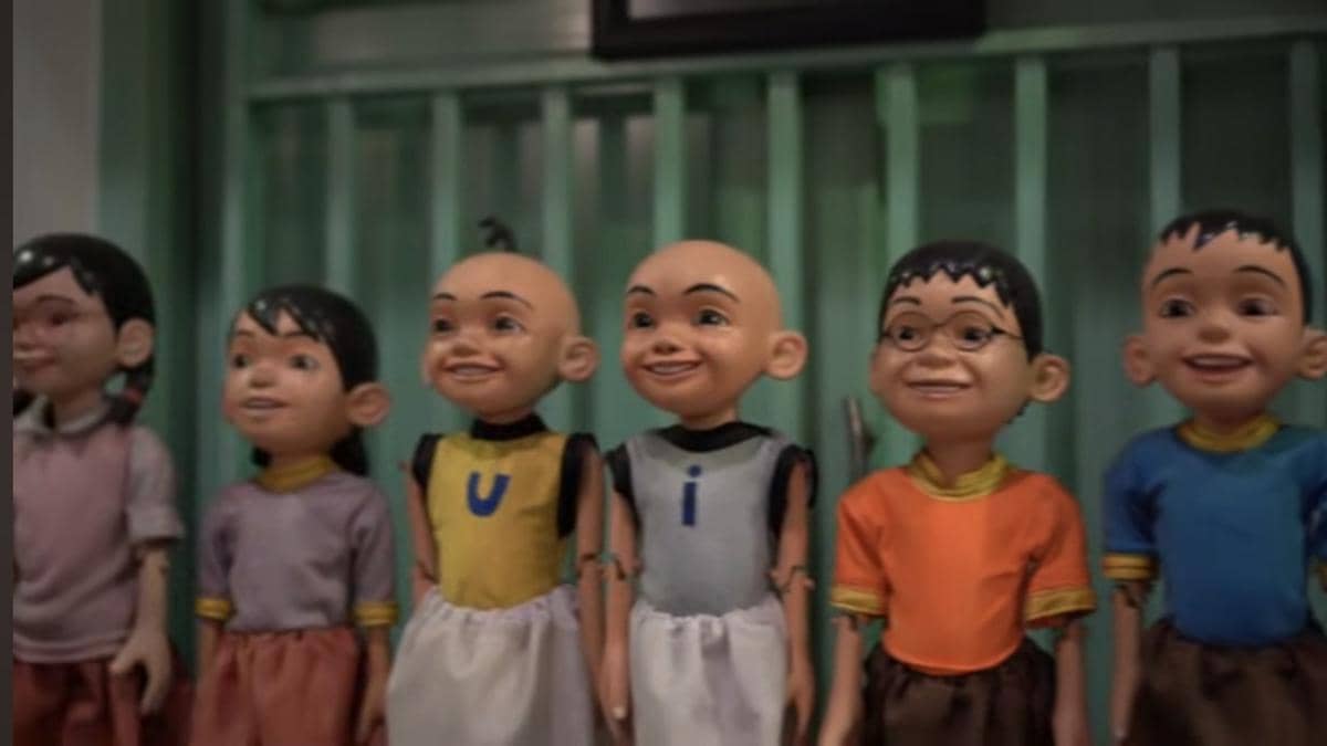 Deretan wayang karakter animasi Upin Ipin dan teman-temannya dipajang di Museum Gubug Wayang Mojokerto dengan latar dinding hijau.