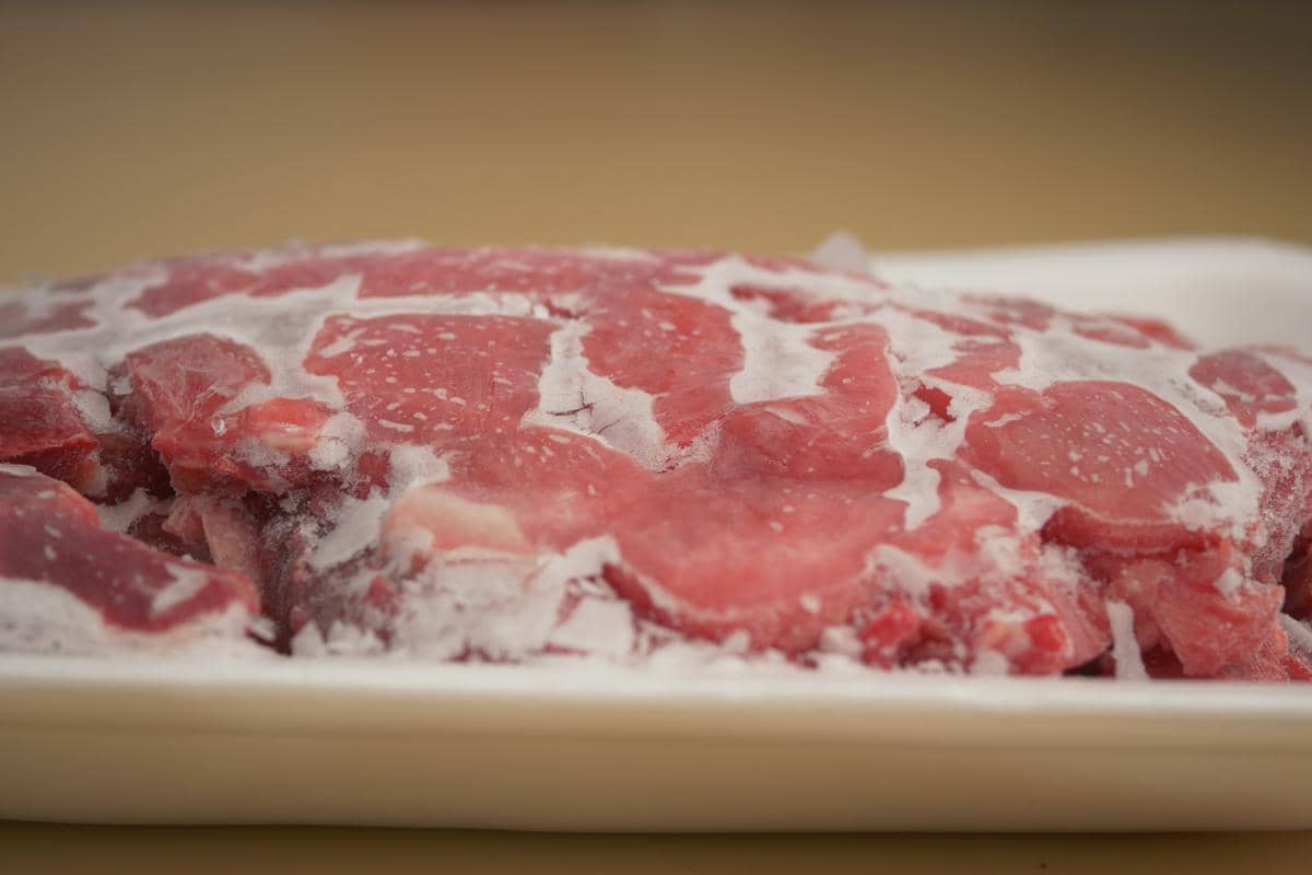 Apakah Menyimpan Daging Kurban di Freezer Harus Dicuci Dulu?