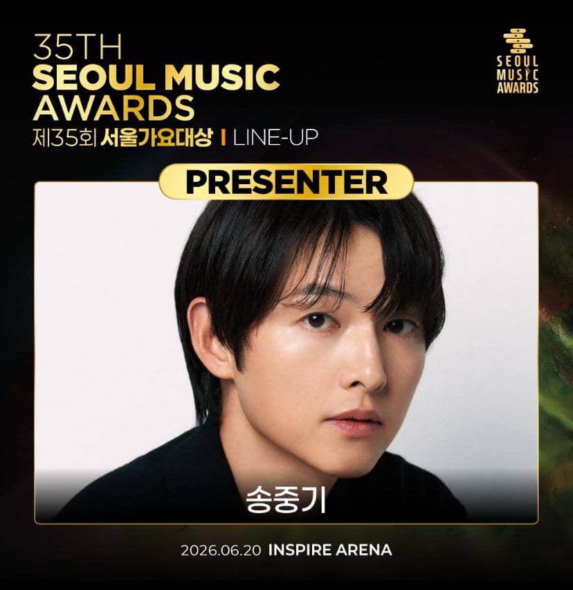 Poster resmi Seoul Music Awards ke-35 tahun 2026 menampilkan seorang presenter dengan latar hitam dan teks acara di bagian atas.