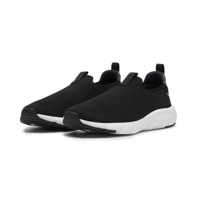 Sepasang sepatu lari slip-on Puma SOFTRIDE Flex Knit berwarna hitam dengan sol putih tebal dan desain rajutan ringan.